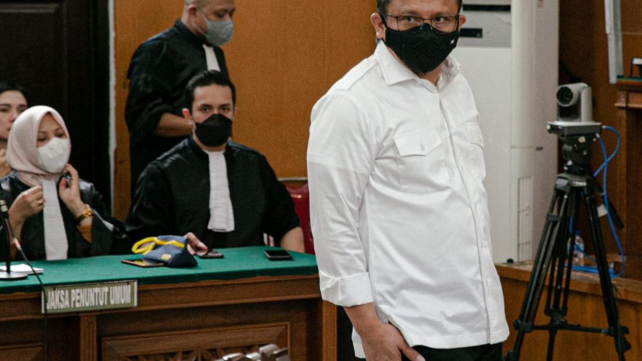 Putusan tersebut, setelah majelis hakim menolak vonis hukuman pidana mati yang dijatuhkan PT DKI sebagaimana menguatkan vonis tingkat pertama, Pengadilan Negeri (PN) Jakarta Selatan.