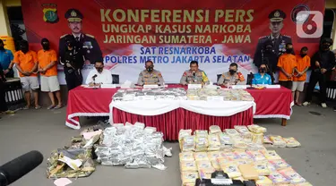 Kapolda Metro Jaya Irjen, Nana Sudjana (tengah), Kabid Humas Polda Metro Jaya Kombes Yusri Yunus (kedua kiri) dan Kapolres Metro Jakarta Selatan Kombes Pol Budi Sartono (kedua kanan) saat konferensi pers kasus narkoba di Polres Metro Jakarta Selatan, Senin (3/8/2020). (merdeka.com/Dwi Narwoko)