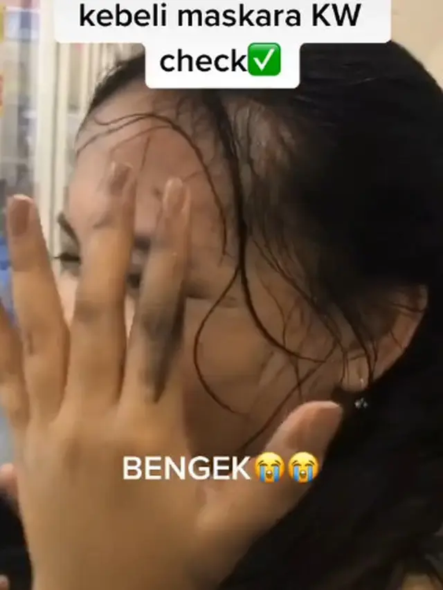 Akibat Kehujanan, Maskara Milik Wanita Cantik Ini Malah Luntur Ke Wajah