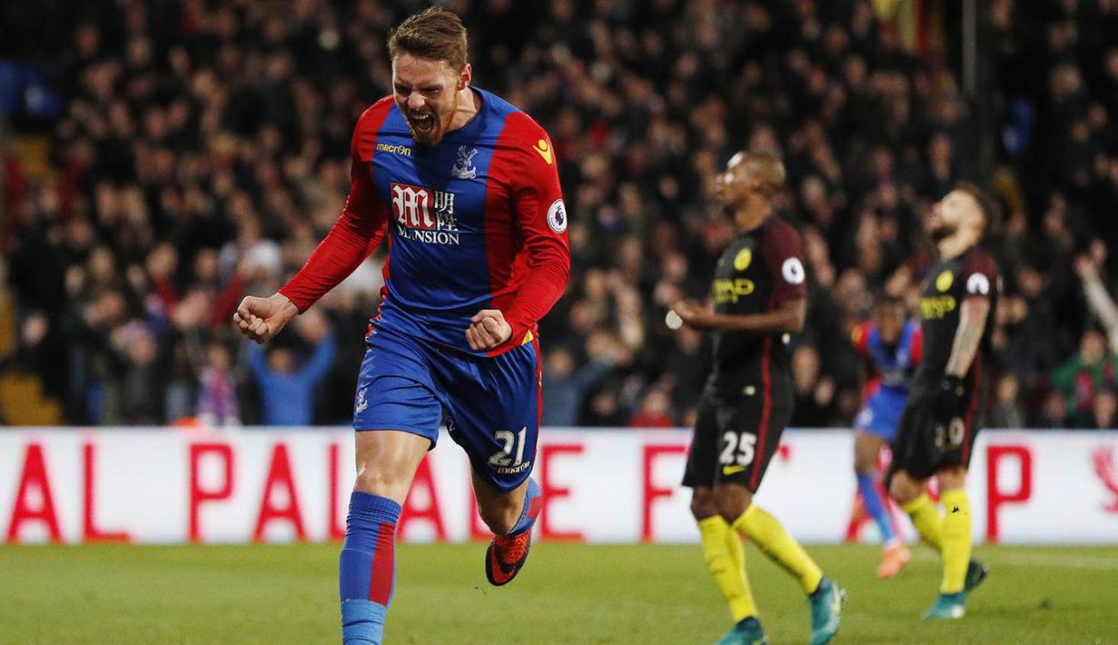 Striker Crystal Palace, Connor Wickham, merayakan gol yang dicetaknya ke gawang Manchester City. Setelah sempat unggul 1-0, Palace sempat menyamakan kedudukan menjadi 1-1. (Reuters/John Sibley)