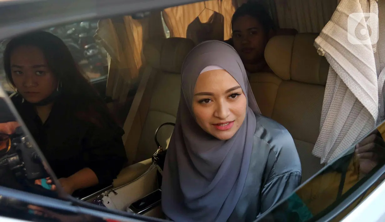 Selebriti Nathalie Holscher duduk dalam kendaraannya usai menjalani sidang perceraian dengan komedian Entis Sutisna atau lebih dikenal Sule di Pengadilan Agama (PA) Cikarang, Jawa Barat, Rabu (20/7/2022). Nathalie Holscher dan Sule datang ke PA Cikarang untuk menghadiri sidang perdana perceraian yang beragendakan pemeriksaan berkas dan mediasi. (Liputan6.com/Herman Zakharia)