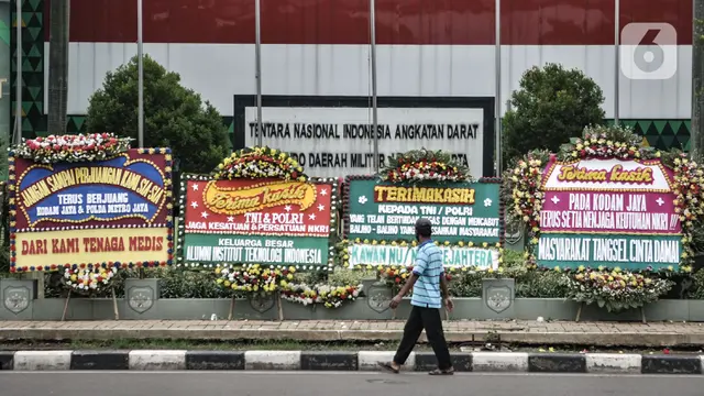 Karangan Bunga Dukung TNI Hiasi Markas Kodam Jaya