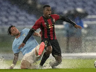 Pemain Lazio, Luca Pellegrini (kiri) berebut bola dengan pemain Nice, Youssoufa Moukoko pada laga Liga Europa 2024/2025 yang berlangsung di Olympic Stadium, Roma, Italia, Jumat (04/10/2024) dini hari WIB. (AP Photo/Andrew Medichini)