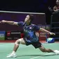 Anthony Ginting dipaksa menyerah dua set langsung oleh Viktor Axelsen 14-21, 13-21. (AP Photo/Dita Alangkara)