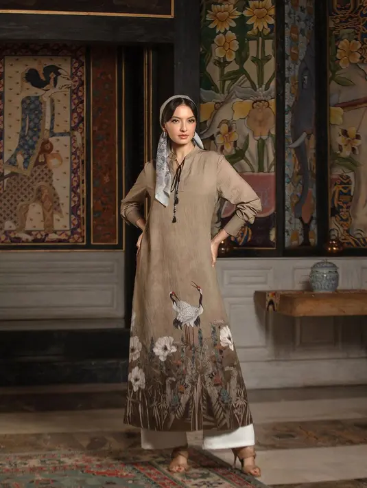 Penampilan cantik Raline Shah pakai gamis cokelat bercorak floral dan bangau putih. Ia menyempurnakan penampilannya dengan celana palazzo putih dan turban yang menutupi kepalanya. [Foto: Instagram/ralineshah]