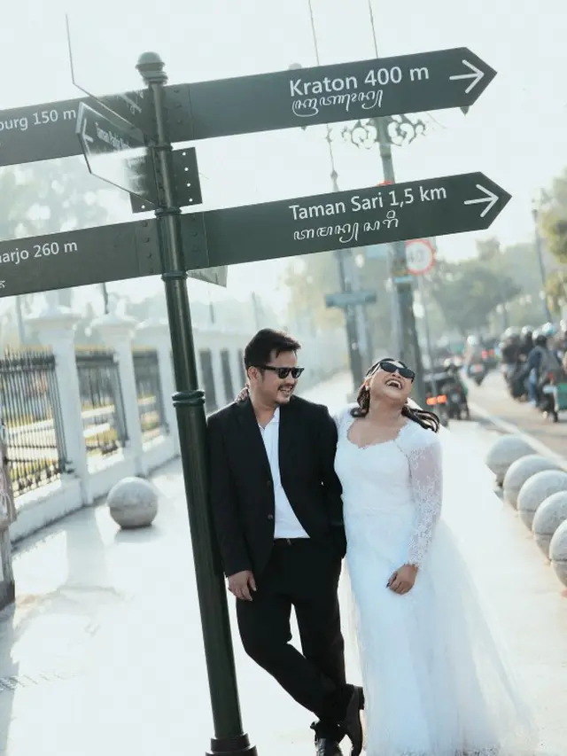 Model Gaun Brokat Boiyen saat Prewedding di Jogja