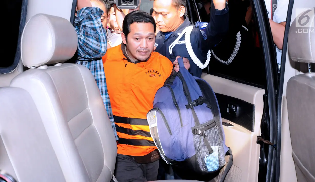 Kanit Layanan Pengadaan Barang dan Jasa Pemkot Batu, Edi Setyawan naik mobil tahanan usai pemeriksaan di Gedung KPK, Jakarta, Minggu (17/9). Edi diduga menerima suap terkait proyek pengadaan barang dan jasa. (Liputan6.com/Helmi Fithriansyah)