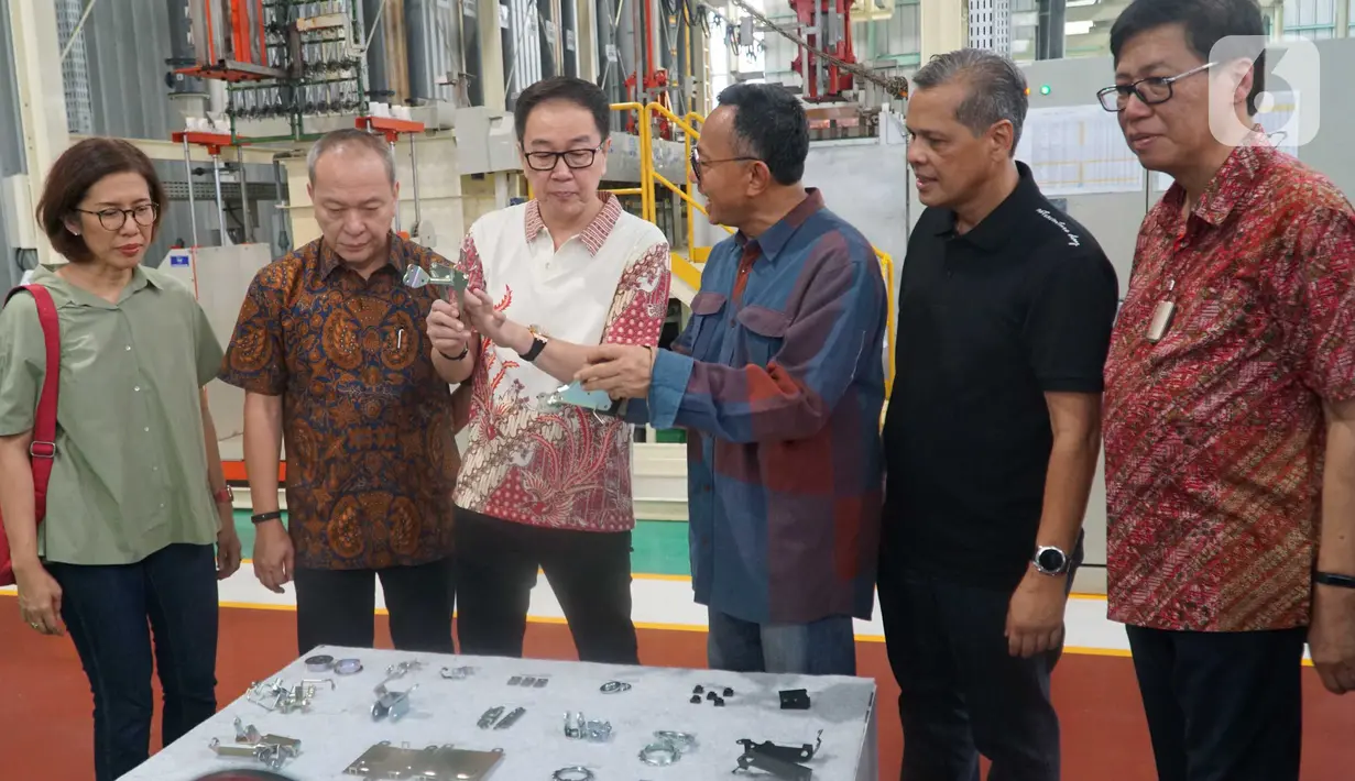 Presiden Direktur Astra International Prijono Sugiarto (ketiga kiri) bersama jajaran Direktur Astra melihat produk Industri Kecil Menengah (IKM) dan peresmian plant baru di wilayah Cikarang, Jawa Barat, Senin (11/1/2019). Kegiatan ini diberi nama Astraventure Day 2019. (Liputan6.com/HO/Eko)
