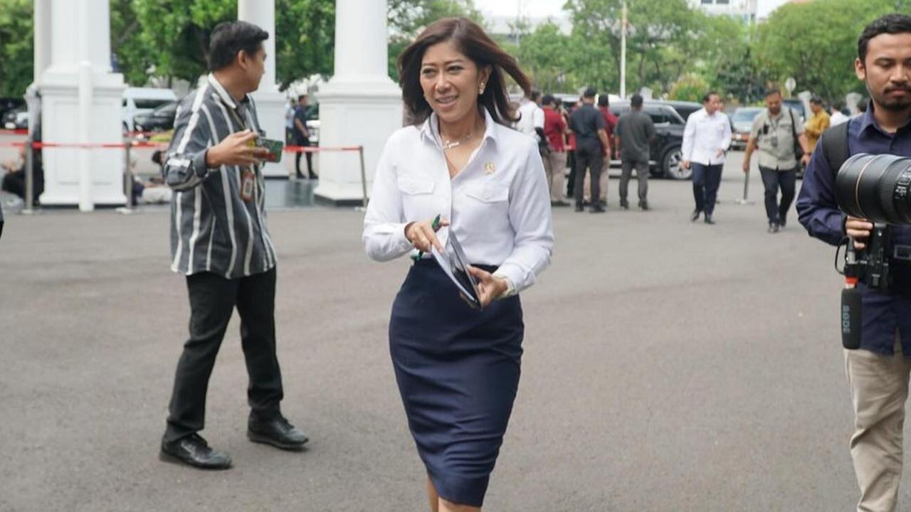Penampilan Cantik Menteri Meutya