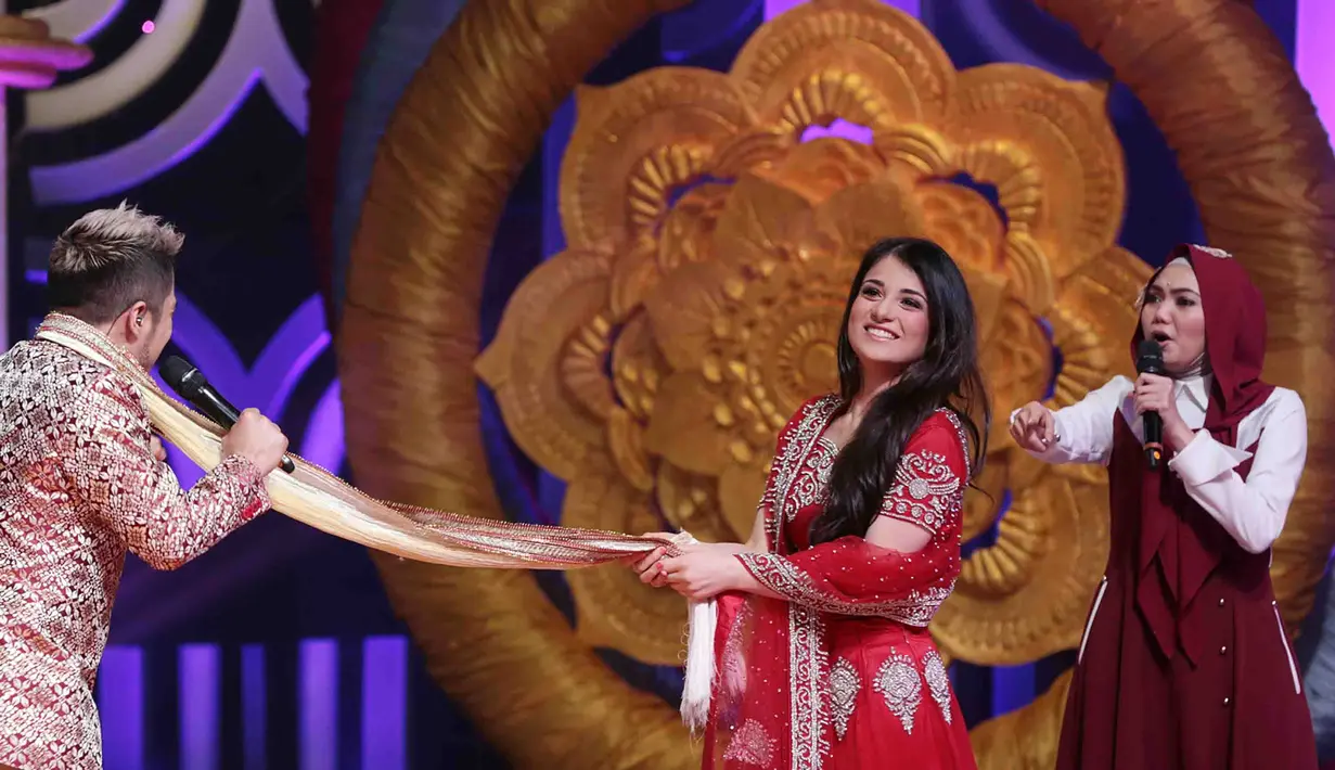 Sambutan meriah kembali datang dari para penggemarnya ketika Shakti Arora dan Radhika Madan tiba dengan mengendarai kendaraan mewah. Kebali suara teriakan terdengar di dalam studio. (Deki Prayoga/Bintang.com)