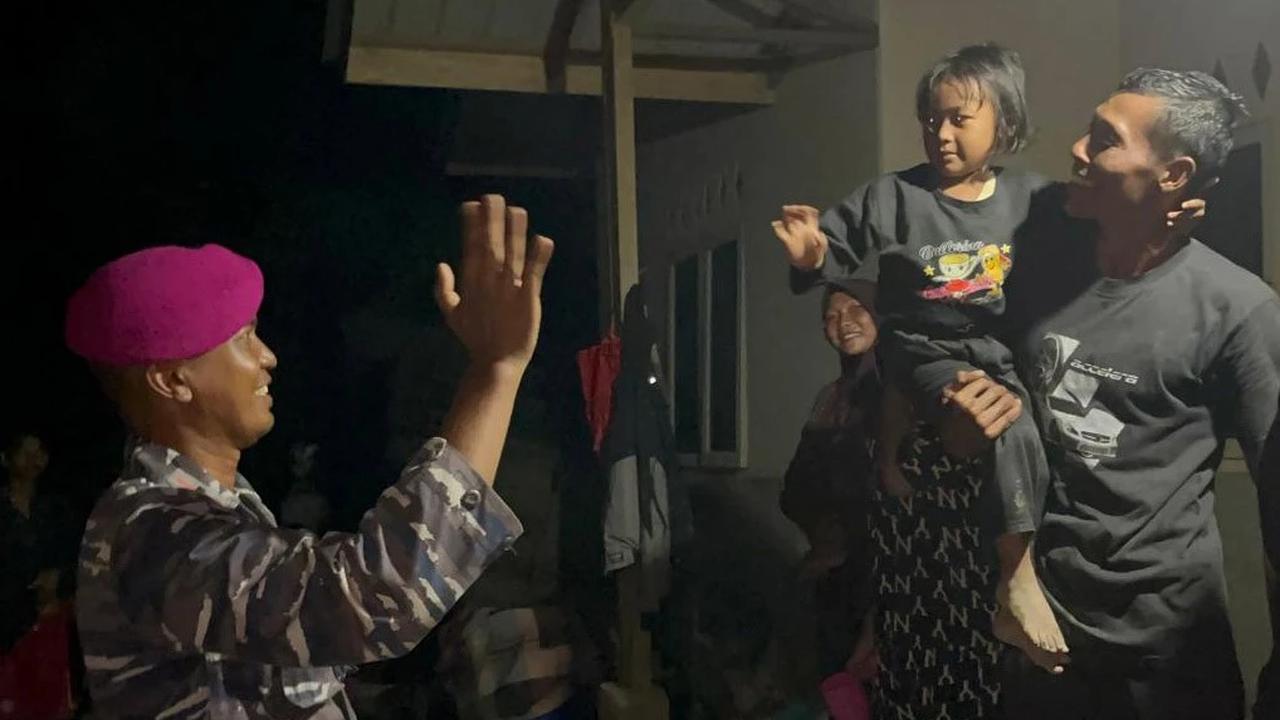 FOTO: Marinir TNI AL Gerak Cepat Salurkan Bantuan Banjir di Aceh Tamiang