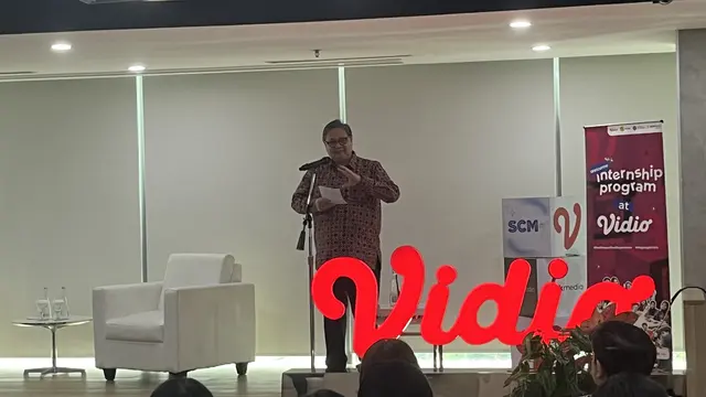 Menteri Koordinator Bidang Perekonomian, Airlangga Hartarto saat meninjau pelaksanaan Program Magang Nasional di EMTEK Group, SCTV Tower, Jakarta.