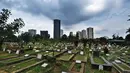 Suasana tempat pemakaman umum (TPU) Menteng Pulo, Jakarta, (15/3/2015). Rencananya, tahun ini ribuan makam di Jakarta akan ditata dengan cara plakatisasi guna penambahan ruang terbuka hijau (RTH) sebagai daerah resapan air. (Liputan6.com/Faizal Fanani)
