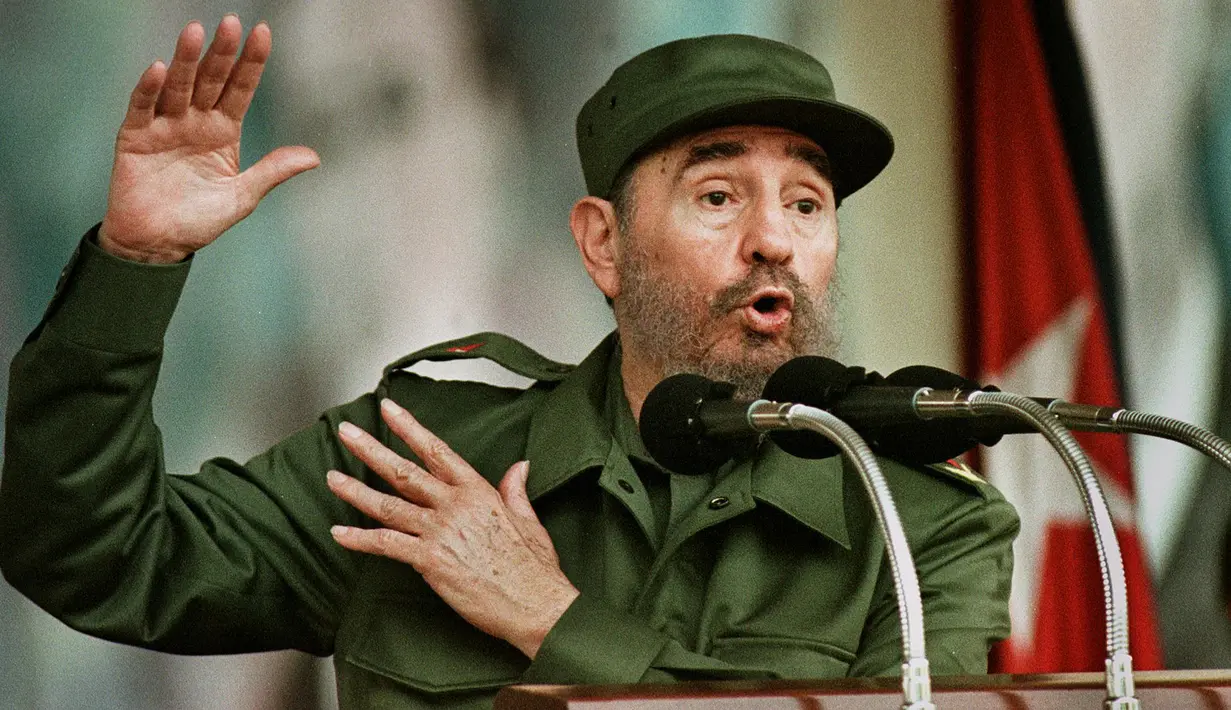 Fidel Castro, Tokoh revolusioner Kuba Fidel Castro adalah orang yang masih hidup dengan nilai tanda tangan termahal, mencapai sekitar $5.970 atau Rp 72,98 juta. (AFP PHOTO/Roberto)