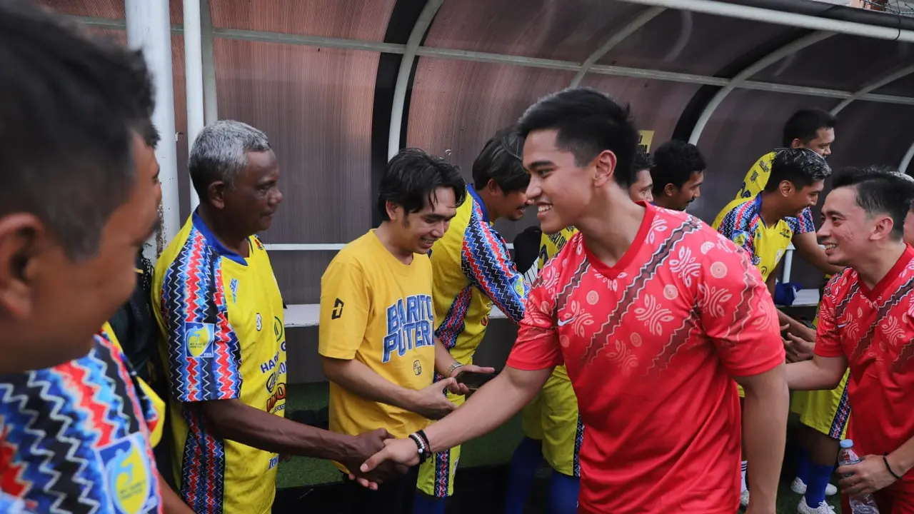 Ketua Umum (Ketum) Partai Solidaritas Indonesia (PSI) Kaesang Pangarep bermain bola bersama Tim Legend PS Barito Putera.