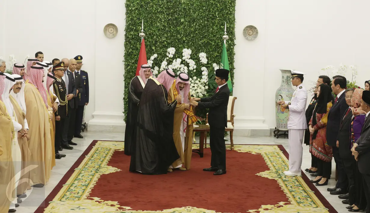 Prosesi pemberian bintang kehormatan untuk Raja Salman di Istana Bogor, Jawa Barat, Rabu (1/2). Raja Salman mendapat penghargaan Bintang Republik Indonesia Adipurna. (Liputan6.com/Angga Yuniar)