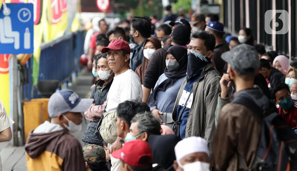<p>Penumpang menanti waktu keberangkatan di area Terminal Bus Antar Kota Antar Provinsi (AKAP) Kampung Rambutan, Jakarta, Sabtu (30/4/2022). Hingga tiga hari jelang (H-3) Lebaran 2022, 1.191 orang pemudik tercatat meninggalkan Terminal Kampung Rambutan. (Liputan6.com/Helmi Fithriansyah) </p>
