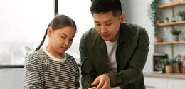 labeling pada anak—baik dalam bentuk negatif maupun positif—dapat menciptakan efek psikologis yang dikenal sebagai self-fulfilling prophecy. (foto/dok: freepik)