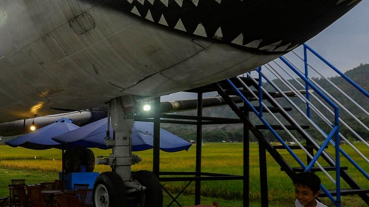 Kafe pesawat itu berdiri di atas lahan seluas 1 hektar di sekitar area persawahan di Kelurahan Sumbergedong.