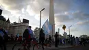 Seorang pria berdiri di 9 de Julio Avenue dengan sepedanya selama unjuk rasa menentang berbagai masalah termasuk kebijakan ekonomi pemerintah dan negara untuk melawan penyebaran COVID-19 di Buenos Aires, Argentina, Senin (12/10/2020). (AP Photo/Natacha Pisarenko)