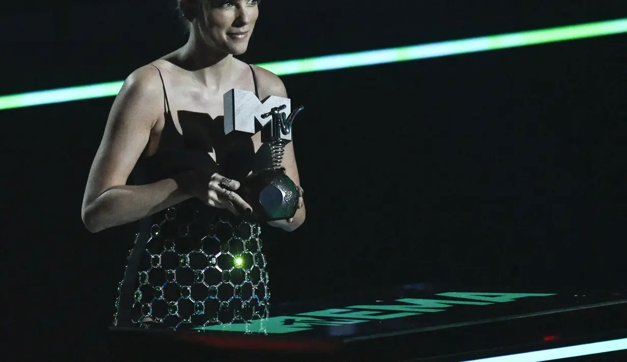 Taylor Swift saat meraih penghargaan untuk "Best Longform Video" selama MTV Europe Music Awards 2022 di Düsseldorf, Jerman (13/11/2022). Ini adalah kemenangan kedua Swift untuk Best Video. Dia menang tiga tahun lalu untuk 'ME!' yang merupakan kolaborasi dengan Brendon Urie. (AFP/Sascha Schuermann)
