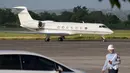 Elon Musk tiba dengan menggunakan pesawat pribadi. (SONNY TUMBELAKA/AFP)