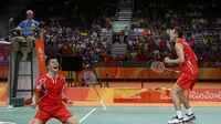Pasangan China, Fu Haifeng/Zhang Nan, merebut medali emas setelah menang atas ganda putra Malaysia, Goh V Shem/Tan Wee Kiong, pada partai final bulutangkis Olimpiade Rio de Janeiro 2016, Jumat (19/8/2016). REUTERS/Marcelo del Pozo