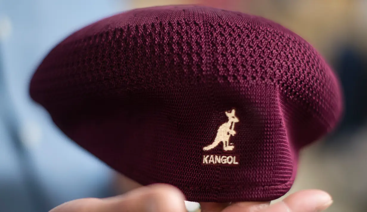 Presiden dan Chief Operating Officer Bollman Hat Company, Don Rongione memperlihatkan topi Kangol buatan perusahannya di Adamstown, Pitcairn, (1/5). Bollman Hat didirikan pada tahun 1868 di Adamstown, Pennsylvania, AS. (AP Photo / Matt Rourke)