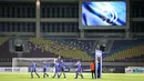 Sejumlah papan berwajah para fans Arema FC terlihat saat laga pekan kesebelas BRI Liga 1 2021/2022 antara Arema FC melawan Persebaya Surabaya di Stadion Manahan, Solo, Sabtu (06/11/2021). (Bola.com/Bagaskara Lazuardi)