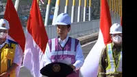 Presiden Jokowi saat meresmikan pembangunan Jembatan Teluk Kendari, yang menghubungkan Kota Kendari dengan Kabupaten Konawe. (Istimewa)