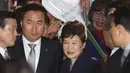 Mantan Presiden Korea Selatan Park Geun-hye  tersenyum kepada pendukung yang menunggu di rumah pribadinya di Seoul, Minggu (12/3). Geun-hye meninggalkan Blue House setelah resmi dimakzulkan Mahkamah Konstitusi (MK) Korsel. (See Myung-gon/Yonhap via AP)