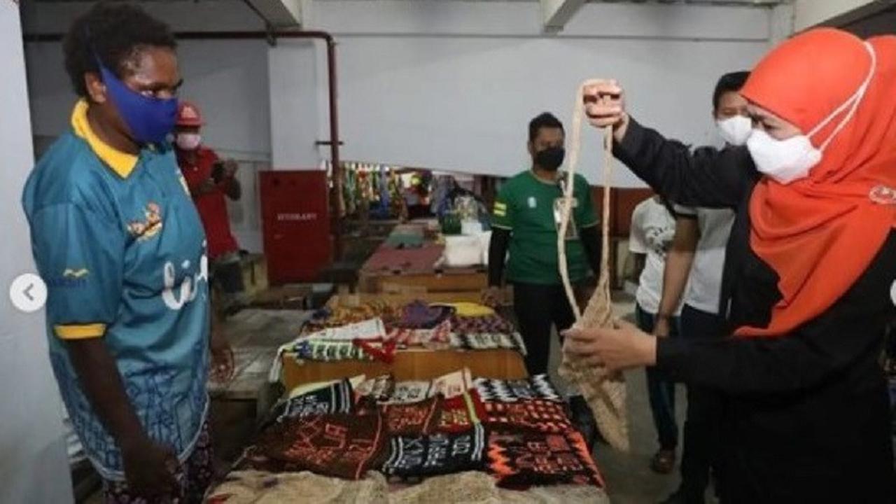 Gubernur Jawa Timur Khofifah Indar Parawansa membeli noken di pasar Jayapura. (Instagram khofifah.ip)