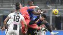 Pemain Inter Milan, Marcus Thuram, duel udara dengan kiper Udiniese, Marco Silvestri, pada giornata ke-15 Serie A 2023/2024 di Stadion Giuseppe Meazza, Milan, Minggu (10/12/2023). Berkat hasil ini, Inter kian perkasa di puncak klasemen dengan raihan 38 poin sementara kekalahan ini membuat Udinese tertahan di peringkat 15 dengan raihan 12 poin. (AP Photo/Antonio Calanni)