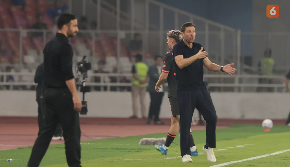 Pelatih Chelsea, Xabi Alonso, berteriak memberikan arahan kepada anak asuhnya saat menghadapi AC Milan dalam laga Indonesia Super Cup 2026 di Stadion Utama Gelora Bung Karno (SUGBK), Jakarta, Sabtu (8/8/2026). (KLY/Budy Santoso)