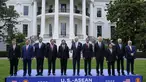 Presiden Joko Widodo (kelima kanan) bersama Presiden AS Joe Biden (tengah) dan Pemimpin Asia Tenggara dari Perhimpunan Bangsa-Bangsa Asia Tenggara (ASEAN) foto keluarga untuk KTT Khusus ASEAN-AS di Halaman Selatan Gedung Putih di Washington, DC pada 12 Mei 2022. (AP Photo/Susan Walsh)