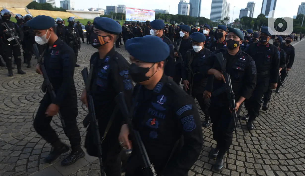 Personel gabungan Polres Jakarta Pusat mengelar apel gelar pasukan  pengamanan malam Tahun Baru 2022 di Lapangan Monas, Jakarta, Jumat (31/12/2021).  Polda Metro Jaya mengerahkan 1.730 personel untuk pengamanan pergantian malam Tahun Baru 2022. (merdeka.com/Imam Buhori)