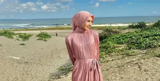 Meski sudah jadi istri pejabat, Beby Tsabina pertahankan eksistensinya di dunia hiburan sebagai aktris [@bebytsabina]