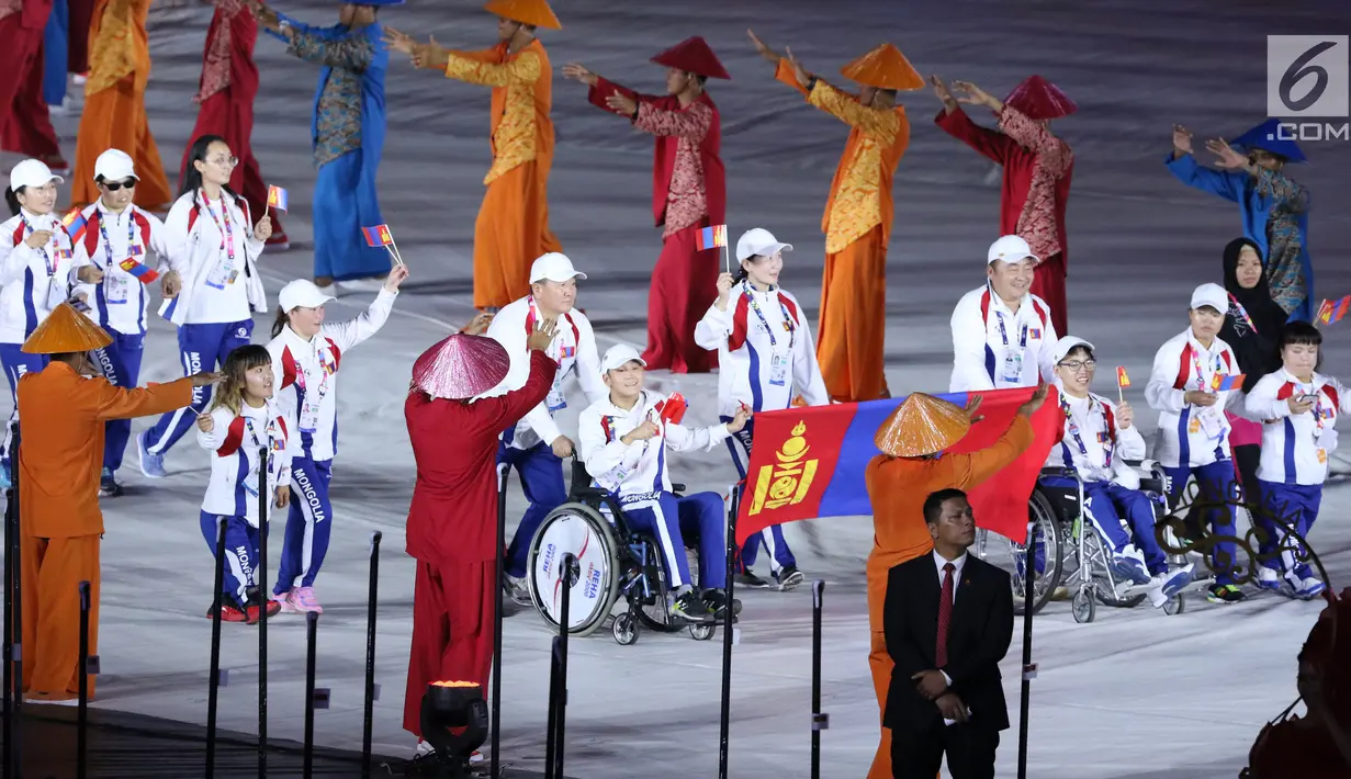 Atlet Para Games dari berbagai negara melakukan defile saat pembukaan Asian Para Games 2018 di Stadion Utama Gelora Bung Karno, Jakarta, Sabtu (6/10). Asian Para Games 2018 berlangsung 6-13 Oktober. (Liputan6.com/Helmi Fithriansyah)