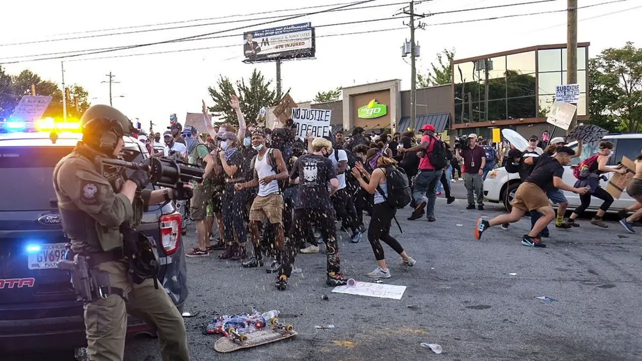Aksi demonstrasi usai penembakan warga kulit hitam di Atlanta, Rayshard Brooks.