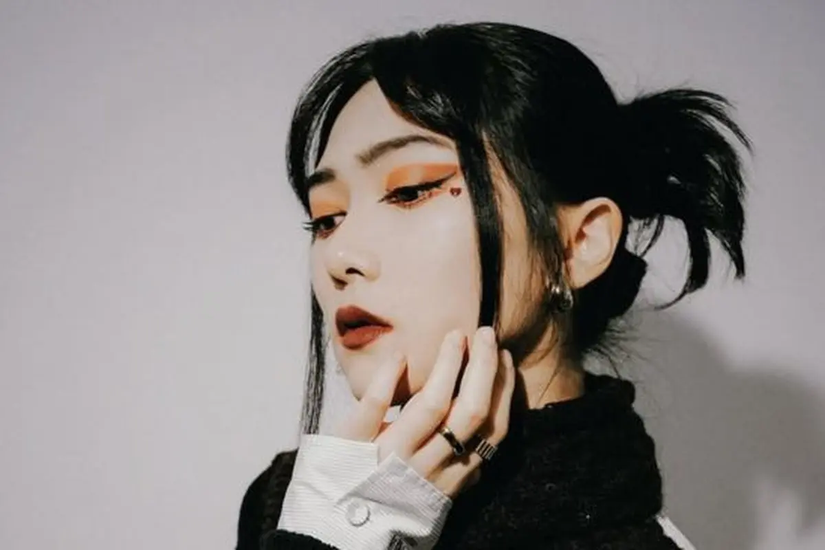 Potret Isyana Sarasvati dengan Makeup Bold yang Unik (credit: instagram/isyanasarasvati)
