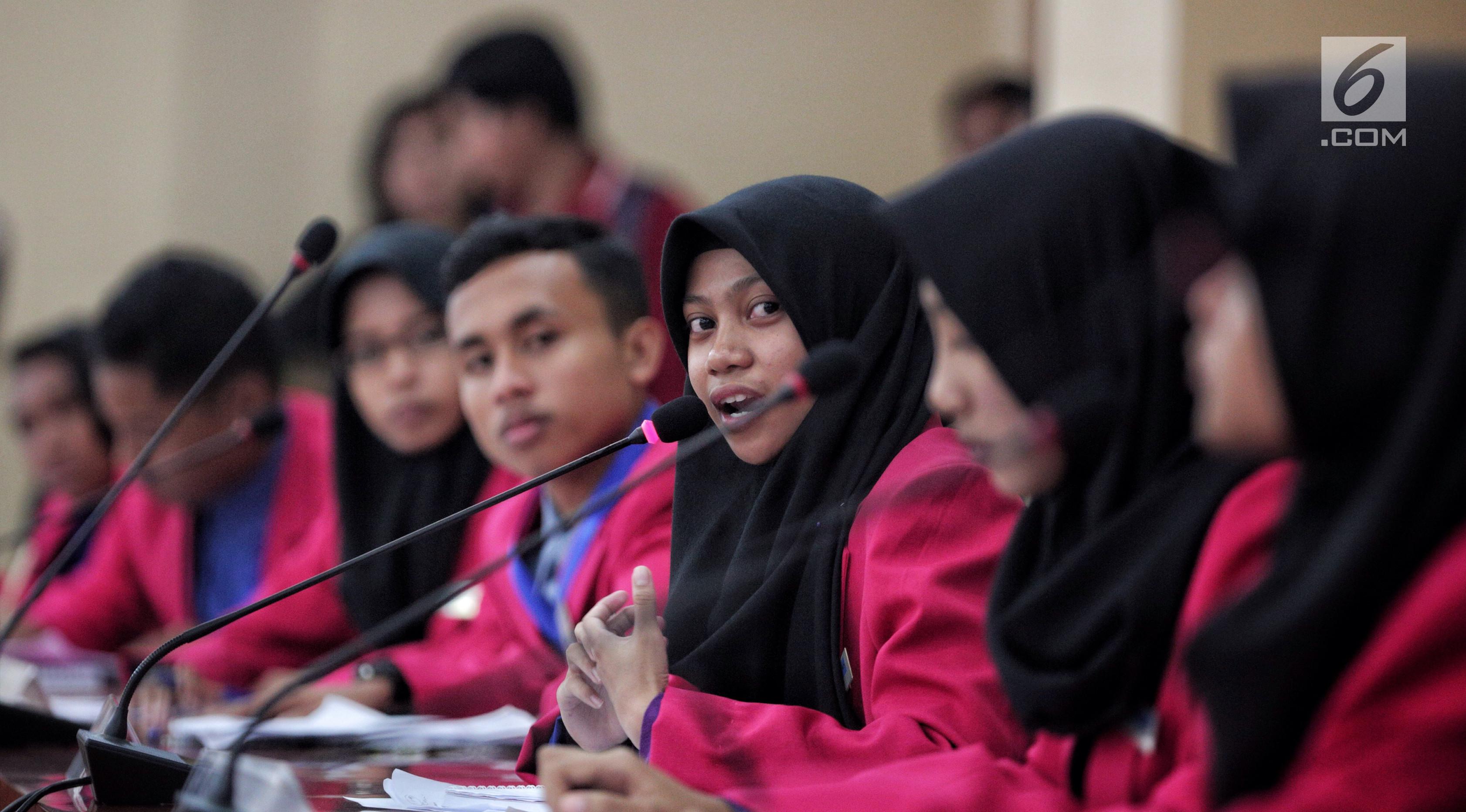 Peserta memberi pertanyaan saat mengikuti diskusi Sehari Jadi Menteri di Jakarta, Rabu (11/10). Program ini bertujuan untuk memberikan kesempatan bagi anak Indonesia untuk belajar menjadi pemimpin. (Liputan6.com/Faizal Fanani)