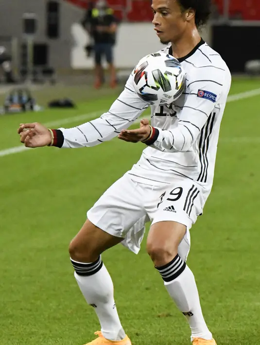 Gelandang Jerman, Leroy Sane mengontrol bola saat bertanding melawan Spanyol pada pertandingan UEFA Nations League di Stuttgart, Jerman (3/9/2020). Jerman bermain imbang 1-1 atas Spanyol. (AFP Photo/Thomas Kienzle)