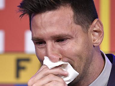 Lionel Messi tak kuasa membendung air mata ketika melakukan konferensi pers atas perpisahannya dengan Barcelona pada Minggu (08/08/2021) sore WIB. (Foto: AFP/Pau Barrena)