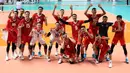<p>Sejumlah pemain Timnas Bola Voli Putra Indonesia memberikan gestur angka tiga saat merayakan kemenangan pada laga final SEA Games 2023 di Phnom Penh, Kamboja, Minggu (08/05/2023). Skuad asuhan Jeff Jiang Jie menang tiga set langsung (25-21, 25-10, 25-15) atas tuan rumah Kamboja. (Bola.com/Abdul Aziz)</p>