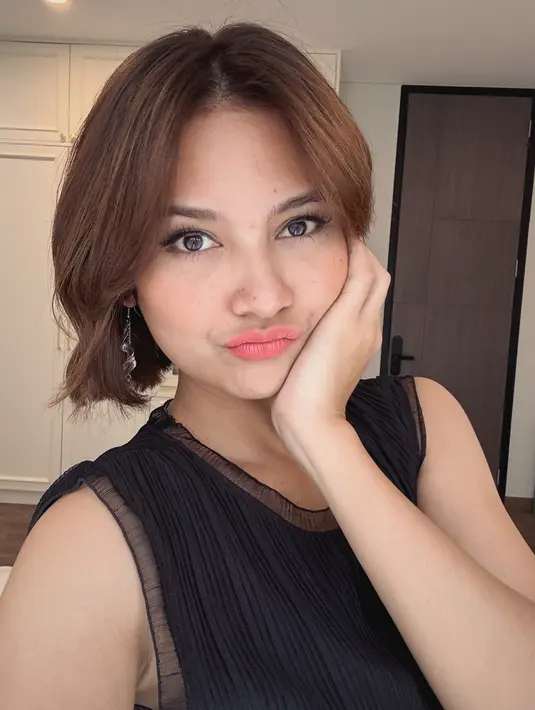 Dalam media sosial Instagramnya, banyak dari netizen dan selebriti kini mebanjiri kolom komentar Instagramnya. Banyak yang kaget namun tidak sedikit yang langsung memberi pujian dengan penampilan terbarunya ini karena tampil berbeda dari biasanya. (Liptuan6.com/IG/@indahpermatas)