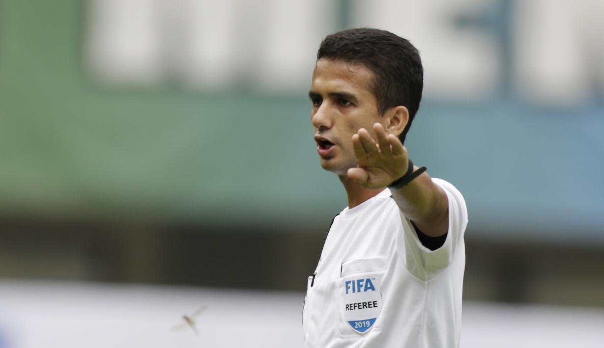 Wasit Thoriq Alkatiri saat memimpin pertandingan Bhayangkara FC melawan Semen Padang pada laga Piala Presiden 2019 di Stadion Patriot, Jawa Barat, Minggu (3/3). Thoriq adalah salah satu wasit Indonesia yang berlisensi FIFA. (Bola.com/M Iqbal Ichsan)