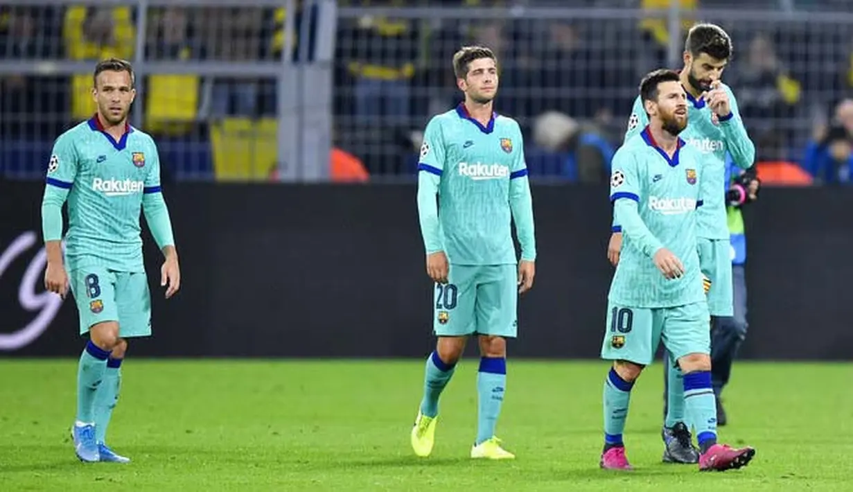 Para pemain Barcelona tampak lesu usai bermain imbang melawan Borussia Dortmund pada Liga Champions di Stadion Signal Iduna Park, Selasa (18/9/2019). Kedua tim bermain imbang 0-0. (AP/Martin Meissner)