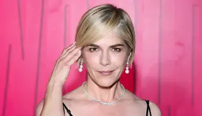 Selma Blair Ditangkap Usai Lakukan Penyerangan Terhadap Pramugari di Dalam Pesawat