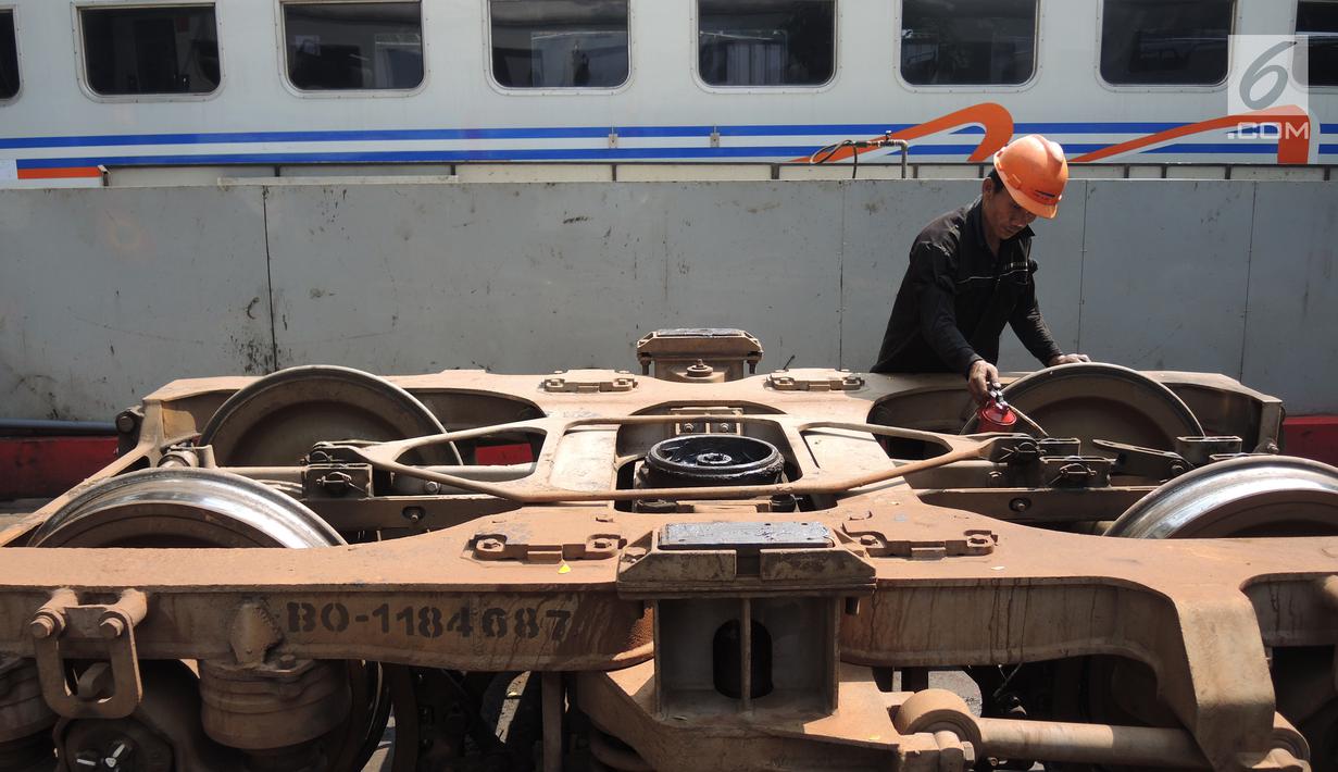 Petugas melakukan perbaikan pada gerbong kereta api di Depo Kereta Poncol Semarang, Kamis (31/5). PT Kereta Api Indonesia sudah bersiap-siap menyambut arus mudik dan arus balik lebaran dengan mempersiapkan armadanya. (Liputan6.com/Gholib)