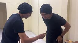 Anji dan tukang Sate Padang yang mirip dirinya sukses membuat konten prank yang menyasar ke para pelanggan. (Foto: YouTube/dunia MANJI)